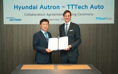 Dae-Heung Moon, CEO at Hyundai Autron (left) and Georg Kopetz, CEO TTTech Auto (right), image © Hyundai Autron
