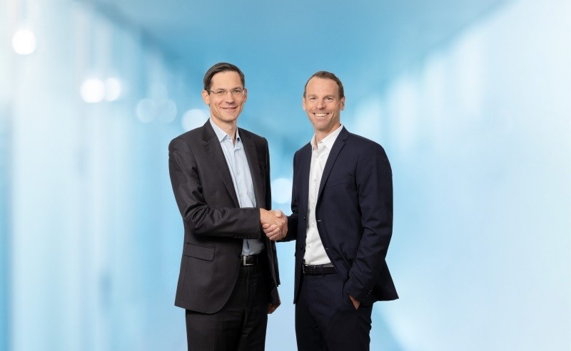 Handshake_Georg-Kopetz_Dirk-Linzmeier__©Helmut-Mitter-scaled800.jpg